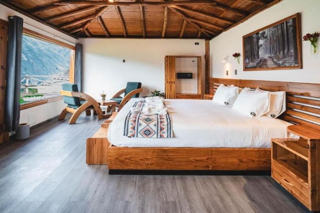 Caja de seguridad en la habitación y espacio para trabajar con laptop 