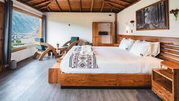 Caja de seguridad en la habitación y espacio para trabajar con laptop