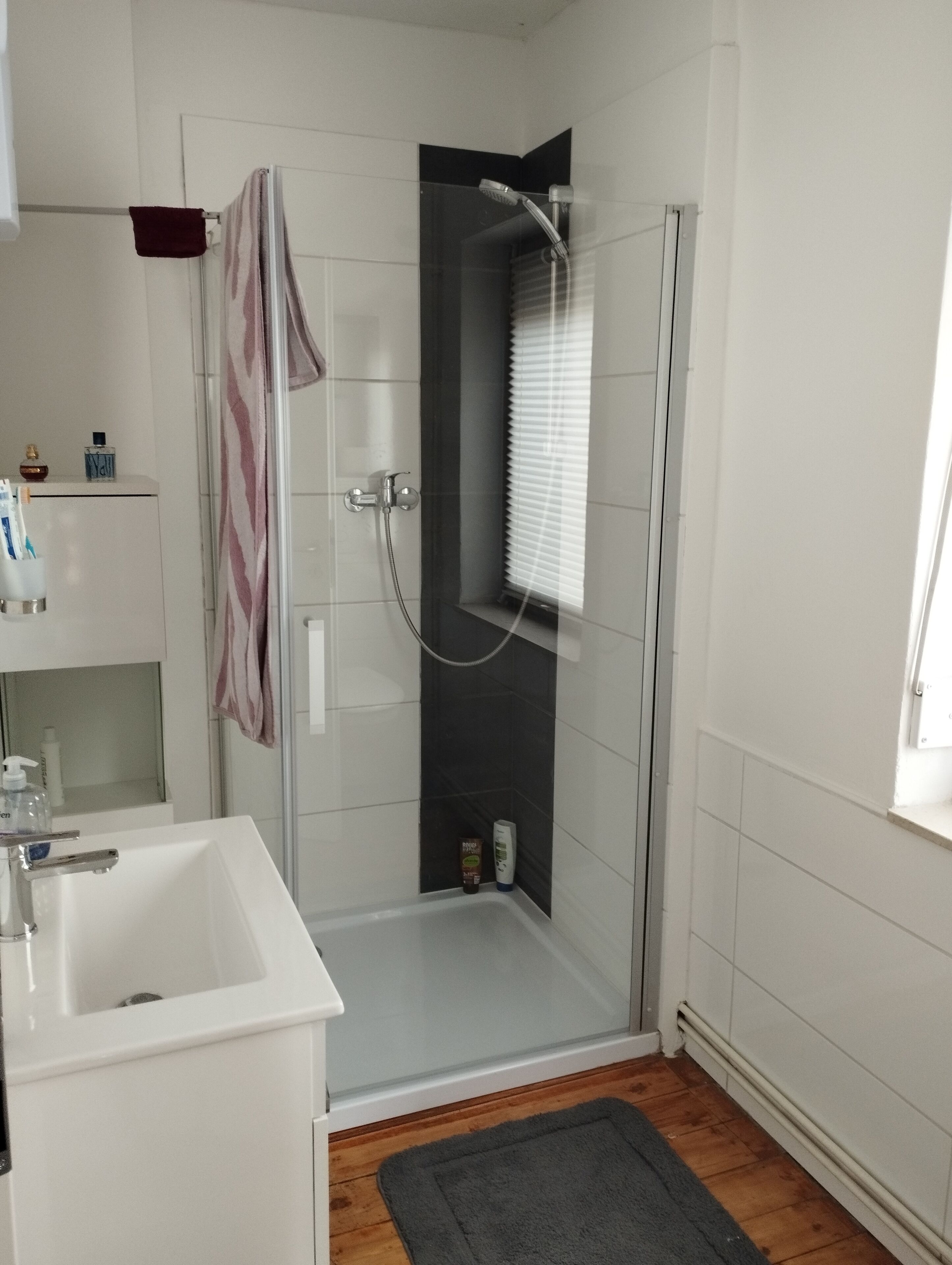 Dusche, Handtücher, Toilettenpapier