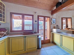 Wasserkocher mit Kaffee-/Teezubehör, Kühlschrank, Mikrowelle, Ofen