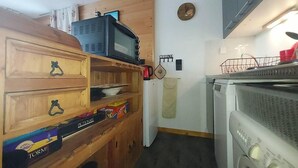 Cafetera/tetera, refrigerador, lavavajillas, tostadora