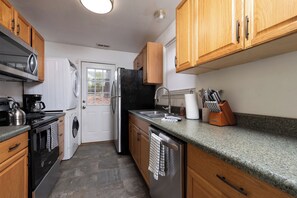 Microwave, oven, stovetop, dishwasher - 3-bedroom house in fantastic Richmond with cool AC and charm (Richmond)