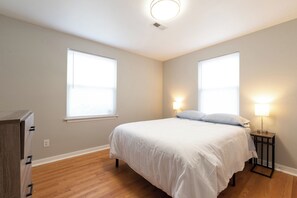 Iron/ironing board, WiFi, bed sheets - 3-bedroom house in fantastic Richmond with cool AC and charm (Richmond)