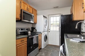 Microwave, oven, stovetop, dishwasher - 3-bedroom house in fantastic Richmond with cool AC and charm (Richmond)