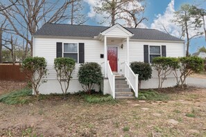 Exterior - 3-bedroom house in fantastic Richmond with cool AC and charm (Richmond)