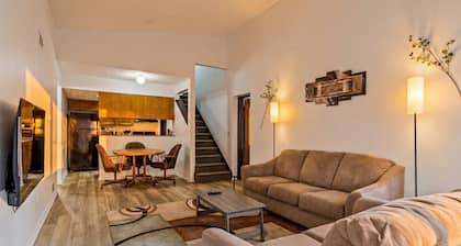 3BR Townhouse with Free Parking Near Downtown Ohio