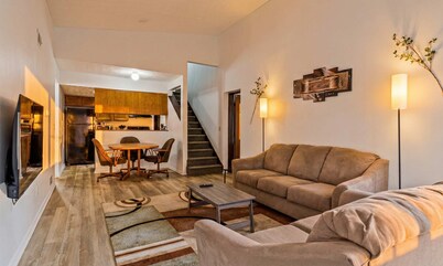 3BR Townhouse with Free Parking Near Downtown Ohio