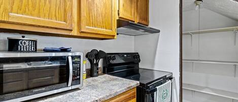 Frigorífico, microondas, horno y placa de cocina