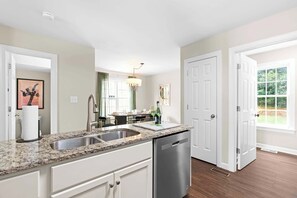 Fridge, microwave, oven, stovetop - Raleigh Retreat: Fire Pit, Patio & Workspace (Raleigh)