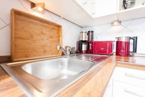 Fridge, microwave, oven, coffee/tea maker - Gesundbrunnen Studio Apartment (Berlin)