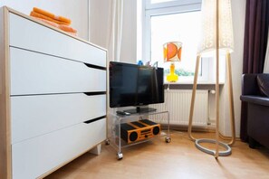 TV - Gesundbrunnen Studio Apartment (Berlin)