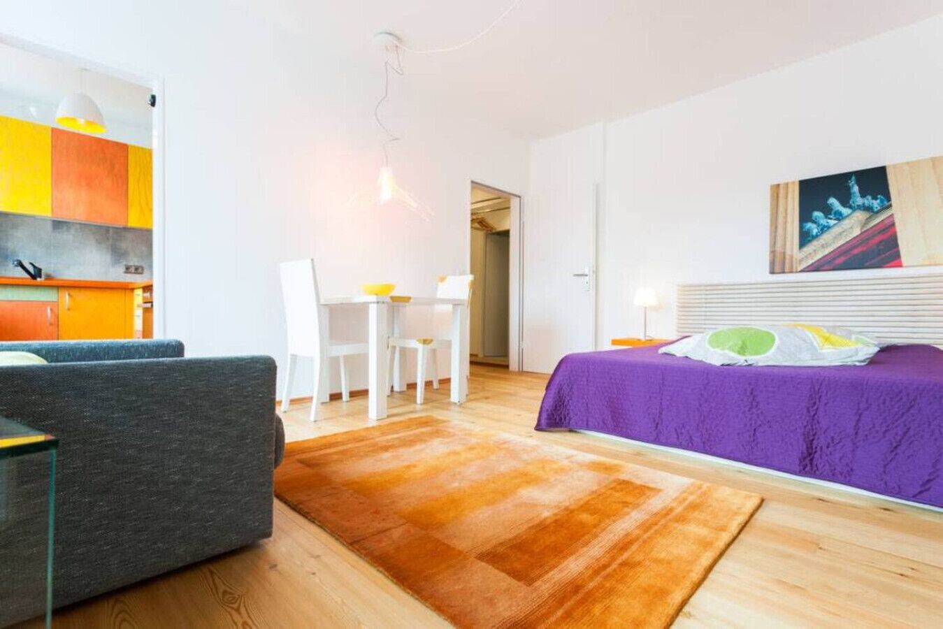 Escritorio, tabla de planchar con plancha, wifi y ropa de cama 