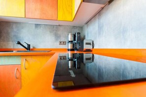 Fridge, microwave, oven, coffee/tea maker - Perleberg Studio Apartment (Berlin)