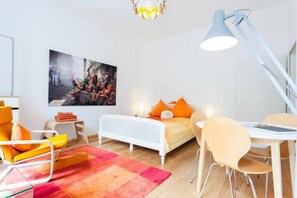 1 bedroom, in-room safe, iron/ironing board, free WiFi - 1st of May Studio Apartment (Berlin)