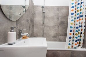 Hair dryer, towels, soap, shampoo - 1st of May Studio Apartment (Berlin)