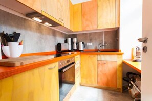 Fridge, microwave, oven, stovetop - 1st of May Studio Apartment (Berlin)