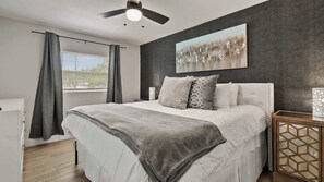 4 bedrooms, iron/ironing board, travel cot, WiFi - *The Saint* Backyard PARADISE! Pool,Golf,Fire Pit! (Tampa)