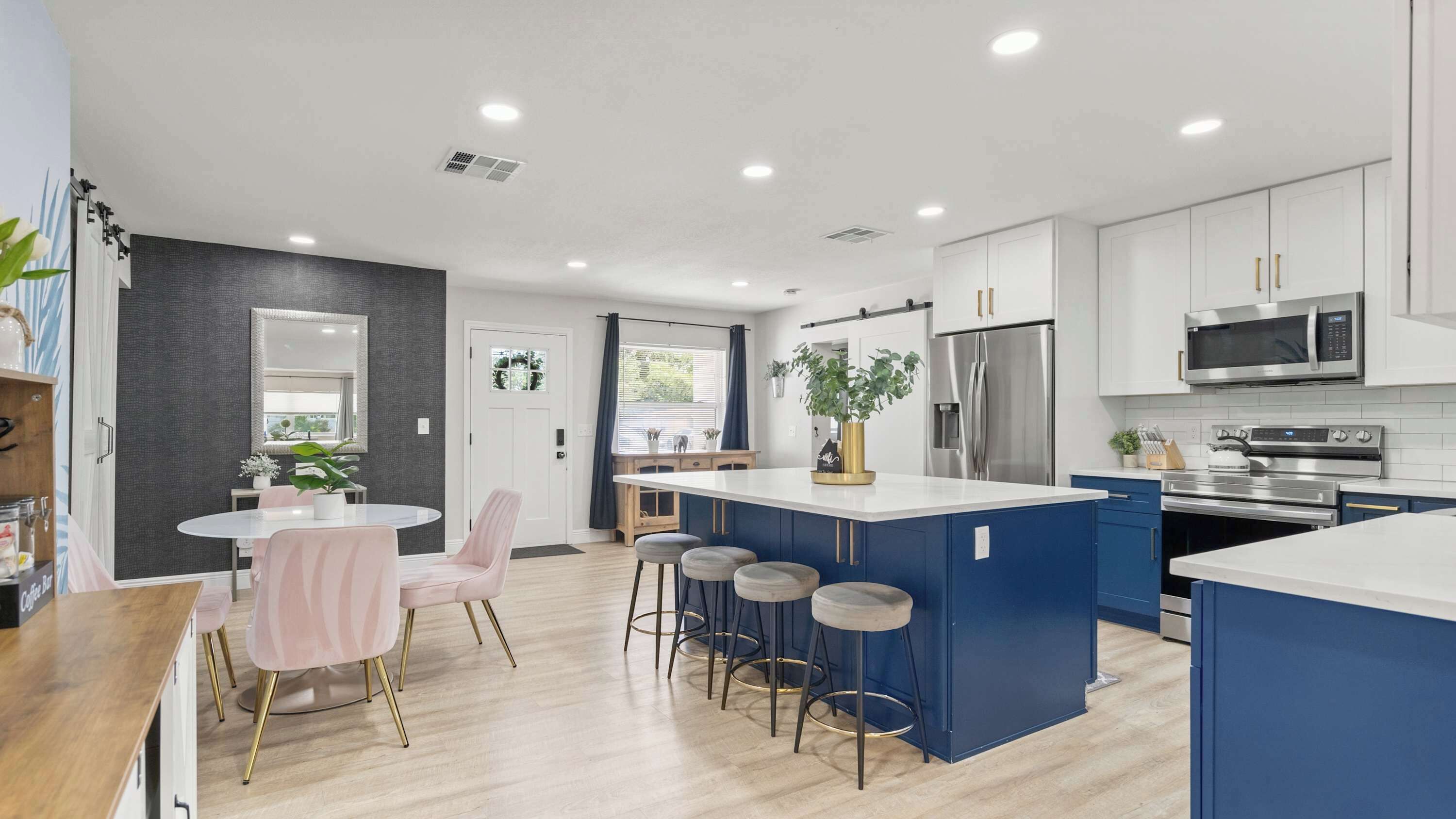 Kjøleskap, mikrobølgeovn, ovn og kokeplater