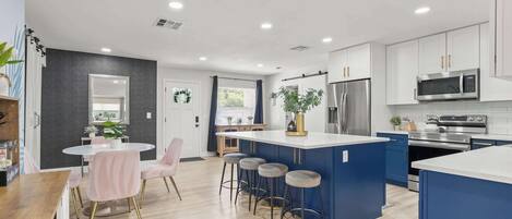 Kjøleskap, mikrobølgeovn, ovn og kokeplater