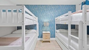 Silitysrauta/-lauta, vauvan matkasänky, Wi-Fi, vuodevaatteet