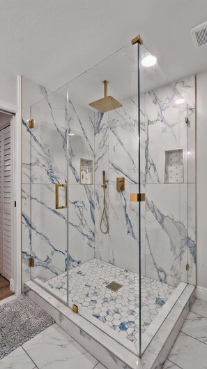 Douche, sèche-cheveux, serviettes fournies, shampoing
