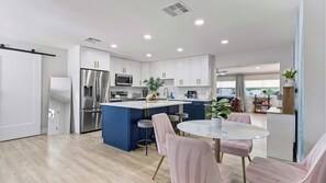 Dining - *The Saint* Backyard PARADISE! Pool,Golf,Fire Pit! (Tampa)