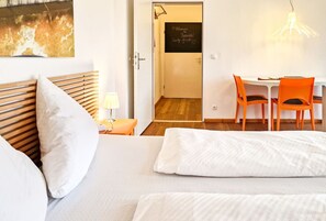 Desk, iron/ironing board, WiFi, bed sheets - Storchennest Studio Apartment (Berlin)