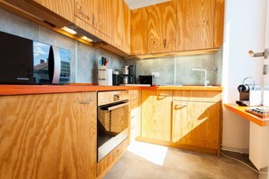 Fridge, microwave, oven, coffee/tea maker - Storchennest Studio Apartment (Berlin)