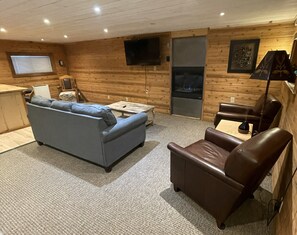 TV, fireplace - Summit Powder Retreat: Fireplace, Covered Parking - near Woodward & Canyons (Park City)