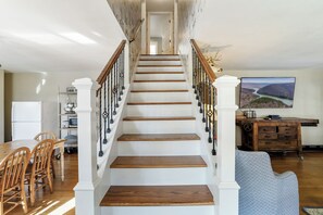 Télévision, lecteur de DVD, table de tennis de table