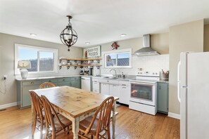 Fridge, microwave, stovetop, dishwasher - Seven Points Cottage- Raystown Lake- Aunt Susie's (Hesston)