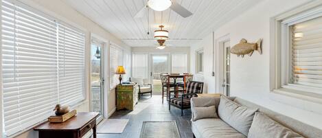 Een televisie, een dvd-speler en een tafeltennistafel