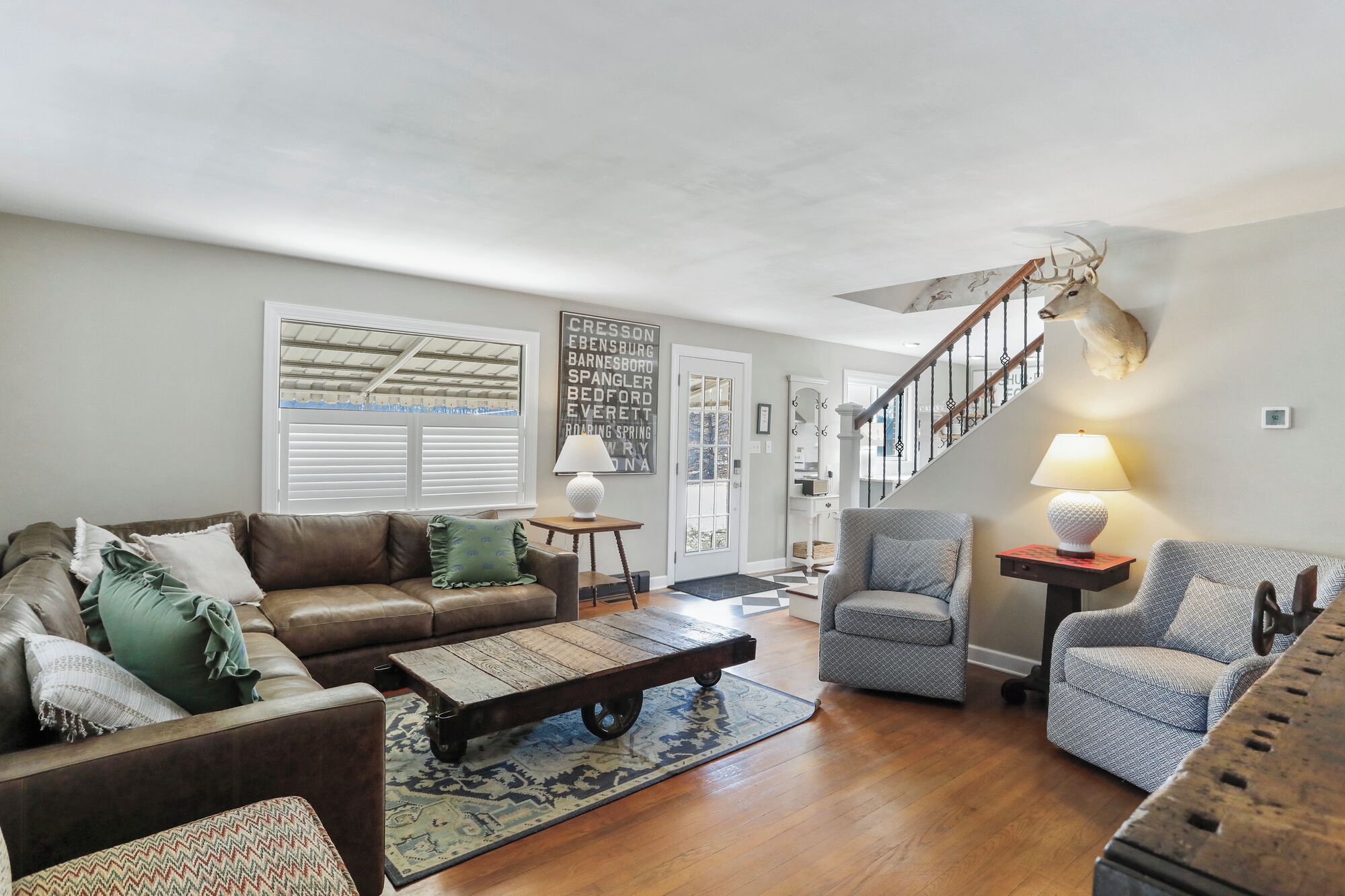 Fernseher, DVD-Player, Tischtennisplatte