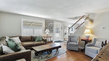 Fernseher, DVD-Player, Tischtennisplatte