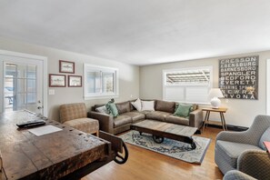 Télévision, lecteur de DVD, table de tennis de table