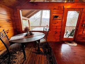 Dining - Bear Mountain Cozy Cabin, Close to everything! (Sevierville)