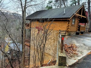 Exterior - Bear Mountain Cozy Cabin, Close to everything! (Sevierville)