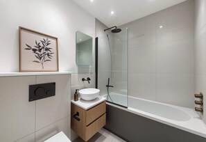 Shower, hair dryer, shampoo - Luxury New Build 2-Bed, 2-Bath in Wimbledon (London)