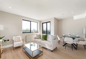 TV - Luxury New Build 2-Bed, 2-Bath in Wimbledon (London)