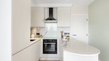 Fridge, oven, stovetop, dishwasher