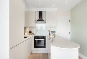Fridge, oven, stovetop, dishwasher - Luxury New Build 2-Bed, 2-Bath in Wimbledon (London)