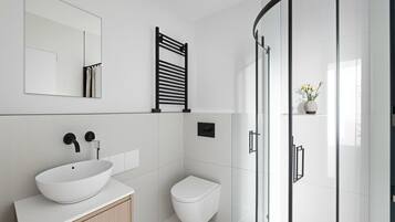 Dusche, Haartrockner, HandtĂŒcher, Seife