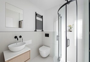 Regadera, secadora de cabello, toallas, jabón 