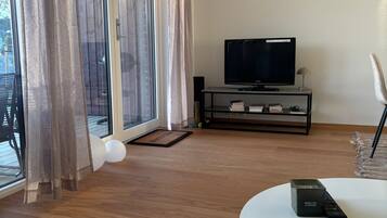 Una Smart TV, libros, una pantalla de ordenador, una impresora