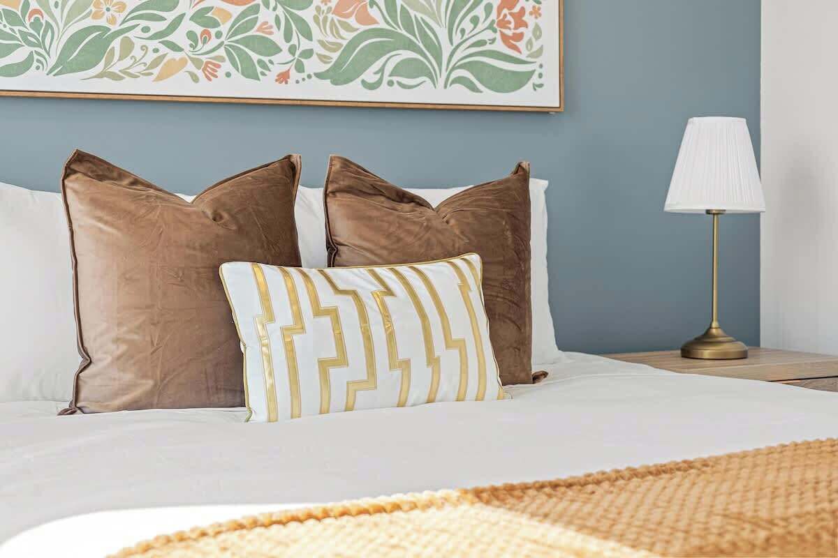 Iron/ironing board, WiFi, bed sheets