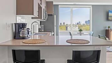 Kjøleskap, mikrobølgeovn, ovn og kokeplater