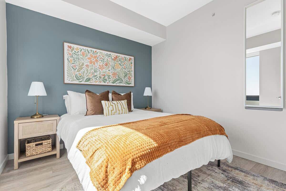 Tabla de planchar con plancha, wifi, ropa de cama