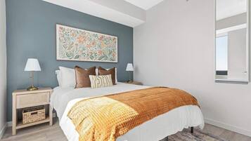 Tabla de planchar con plancha, wifi, ropa de cama