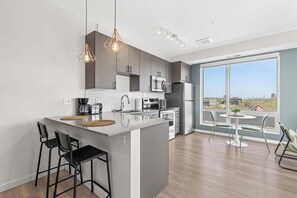 Kylskåp, mikrovågsugn, ugn och spishäll