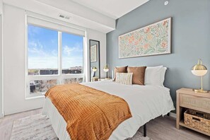 Room - 1BR Retreat in Uptown |Walkable | Gym (Minneapolis)